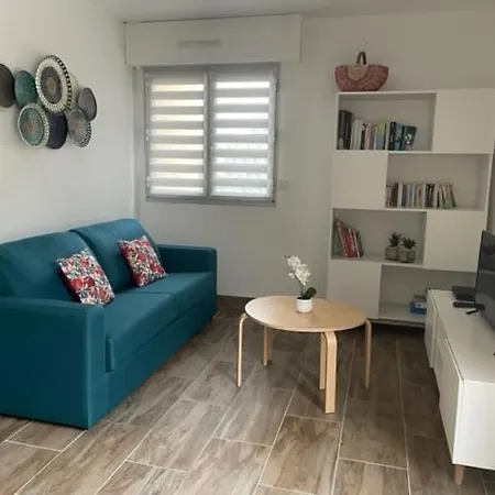 T2 Boulouris -st Raphael, 150 Metres De La Saint-Raphael (Var)